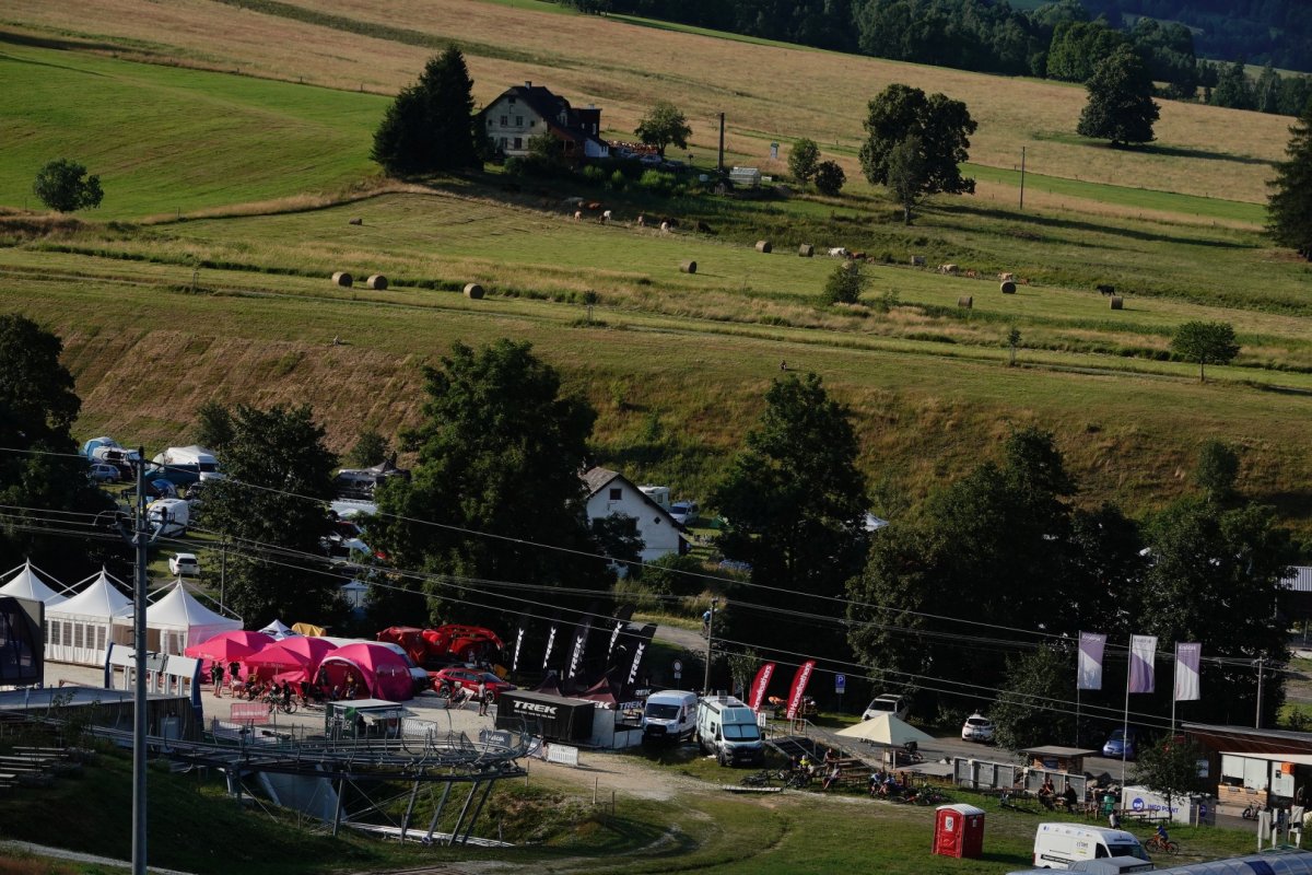 Background and parking during Horsefeathers Enduro Race Kraličák 2024